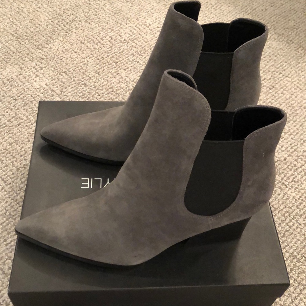 Kendall and Kylie Finley Bootie in Gray Suede.
